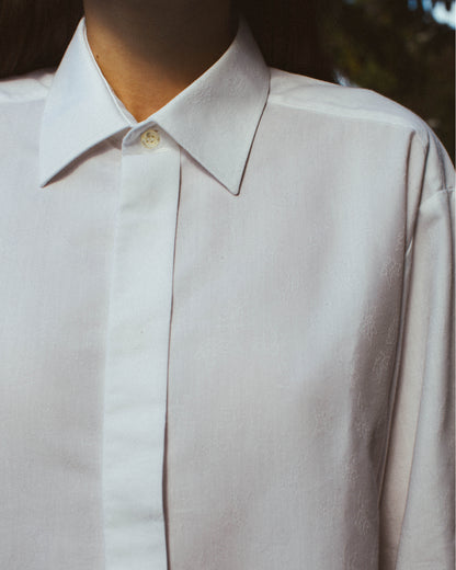 WHITE BUTTON-UP SHIRT